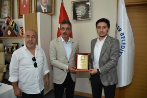 Yönetim Kurulumuz ile birlikte, Hayırlı olsun ziyaretinde bulunduğumuz, Erenler Belediye Başkanı Sn. Şenol DİNÇ beyefendiyi, derneğimize Yüksek İstişare Kurulu üyeliği kaydını gerçekleştirdik . 