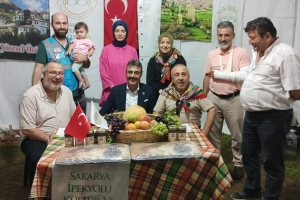 Erenler Belediye Başkanı, Yüksek İstişare Kurulu üyemiz Sn. Şenol DİNÇ bey misafirimiz oldular. Standımızı ziyaret eden başkanımıza derneğimizin saatini takdim ettik.