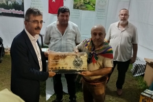 Erenler Belediye Başkanı, Yüksek İstişare Kurulu üyemiz Sn. Şenol DİNÇ bey misafirimiz oldular. Standımızı ziyaret eden başkanımıza derneğimizin saatini takdim ettik.