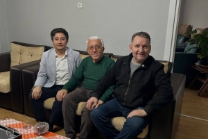 Umre ziyaretinden dönen yönetim kurulu üyemiz, gazeteci Namık Cihan hocamızı; Dernek Başkanımız Fatih EREN ve kurucu yönetim kurulu üyelerimiz Orhan Çolak ile Alaaddin Şengül ile birlikte ziyaret ettik.