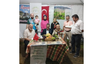 Erenler Belediye Başkanı, Yüksek İstişare Kurulu üyemiz Sn. Şenol DİNÇ bey misafirimiz oldular. Standımızı ziyaret eden başkanımıza derneğimizin saatini takdim ettik.