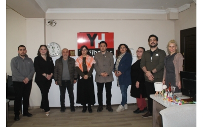 Dernek Başkanımız Fatih Eren, Kadın Kolları Başkanımız Nilüfer Pekdemir ve kıymetli üyelerimiz ile birlikte, Yenihaber Gazetesi Genel Yayın Müdürü Sayın Birsen Kır’ı ziyaret ettik.