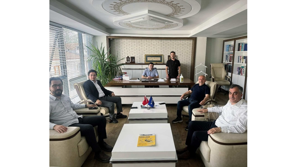 Yüksek İstişare Kurulu Üyemiz, Geyveli hemşehrimiz, Eski Vergi Müfettişi, Yeminli Mali Müşavir Vedat Ender TUNA abimizi ve Geyve Medya Haber Sitesi Sahibi Eray TUNA kardeşimizi ofislerinde ziyaret ettik.