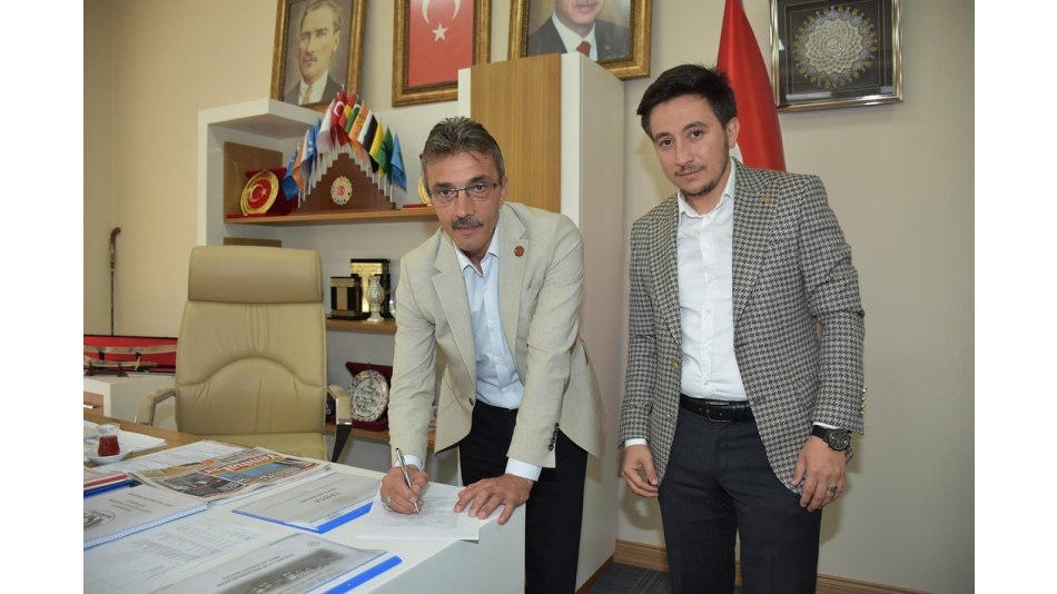 Yönetim Kurulumuz ile birlikte, Hayırlı olsun ziyaretinde bulunduğumuz, Erenler Belediye Başkanı Sn. Şenol DİNÇ beyefendiyi, derneğimize Yüksek İstişare Kurulu üyeliği kaydını gerçekleştirdik . 