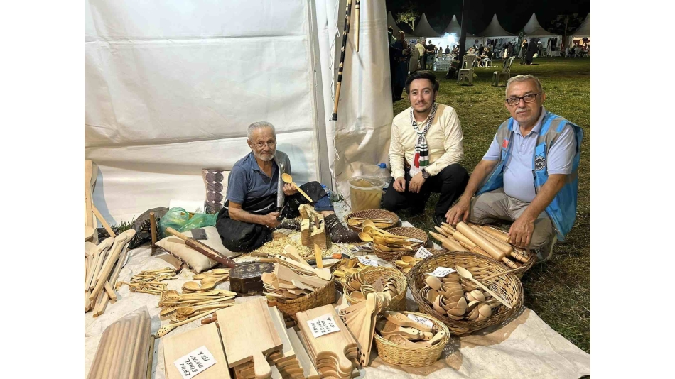 Kültürümüzün marka isimlerinden Taraklı ilçemizden Kaşıkçı Sabri Ustamızı sanat eserleri ve el emekleri tezgahında ziyaret ettik.
