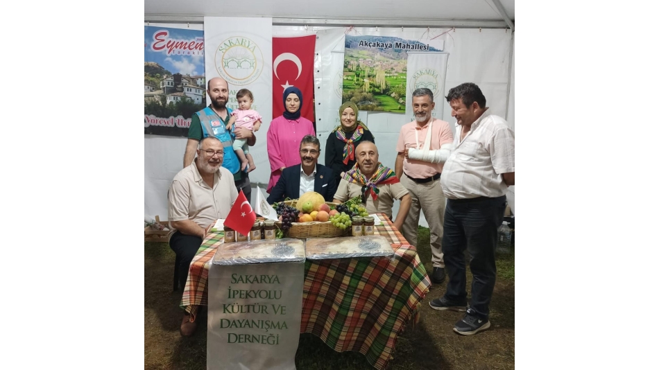 Erenler Belediye Başkanı, Yüksek İstişare Kurulu üyemiz Sn. Şenol DİNÇ bey misafirimiz oldular. Standımızı ziyaret eden başkanımıza derneğimizin saatini takdim ettik.