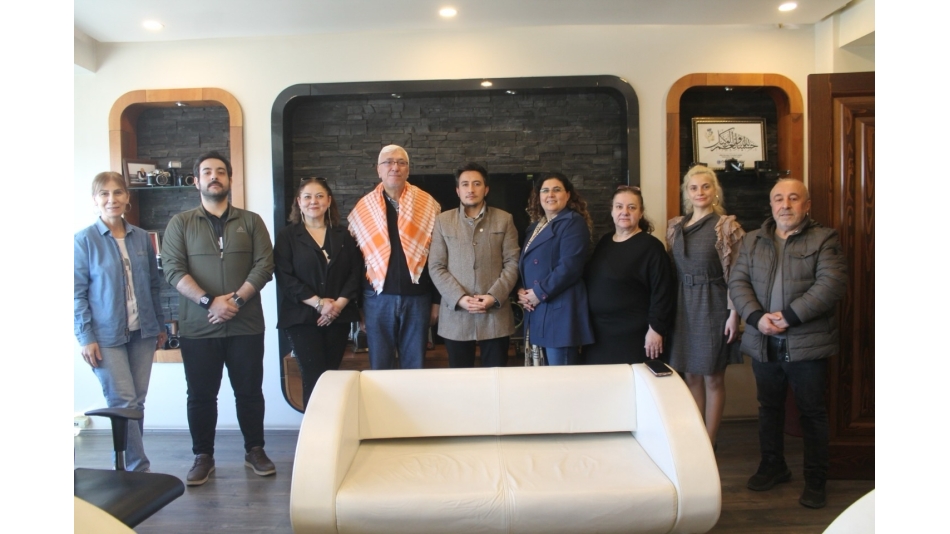 Dernek Başkanımız Fatih Eren, Kadın Kolları Başkanımız Nilüfer Pekdemir ve kıymetli üyelerimiz ile birlikte, Yenigün Gazetesi Genel Yayın Müdürü N. Müjdat Çetin ve Yazı İşleri Müdürü Günay Yazıcıoğlu’nu ziyaret ettik.