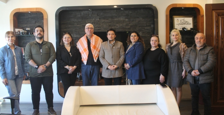 Dernek Başkanımız Fatih Eren, Kadın Kolları Başkanımız Nilüfer Pekdemir ve kıymetli üyelerimiz ile birlikte, Yenigün Gazetesi Genel Yayın Müdürü N. Müjdat Çetin ve Yazı İşleri Müdürü Günay Yazıcıoğlu’nu ziyaret ettik.